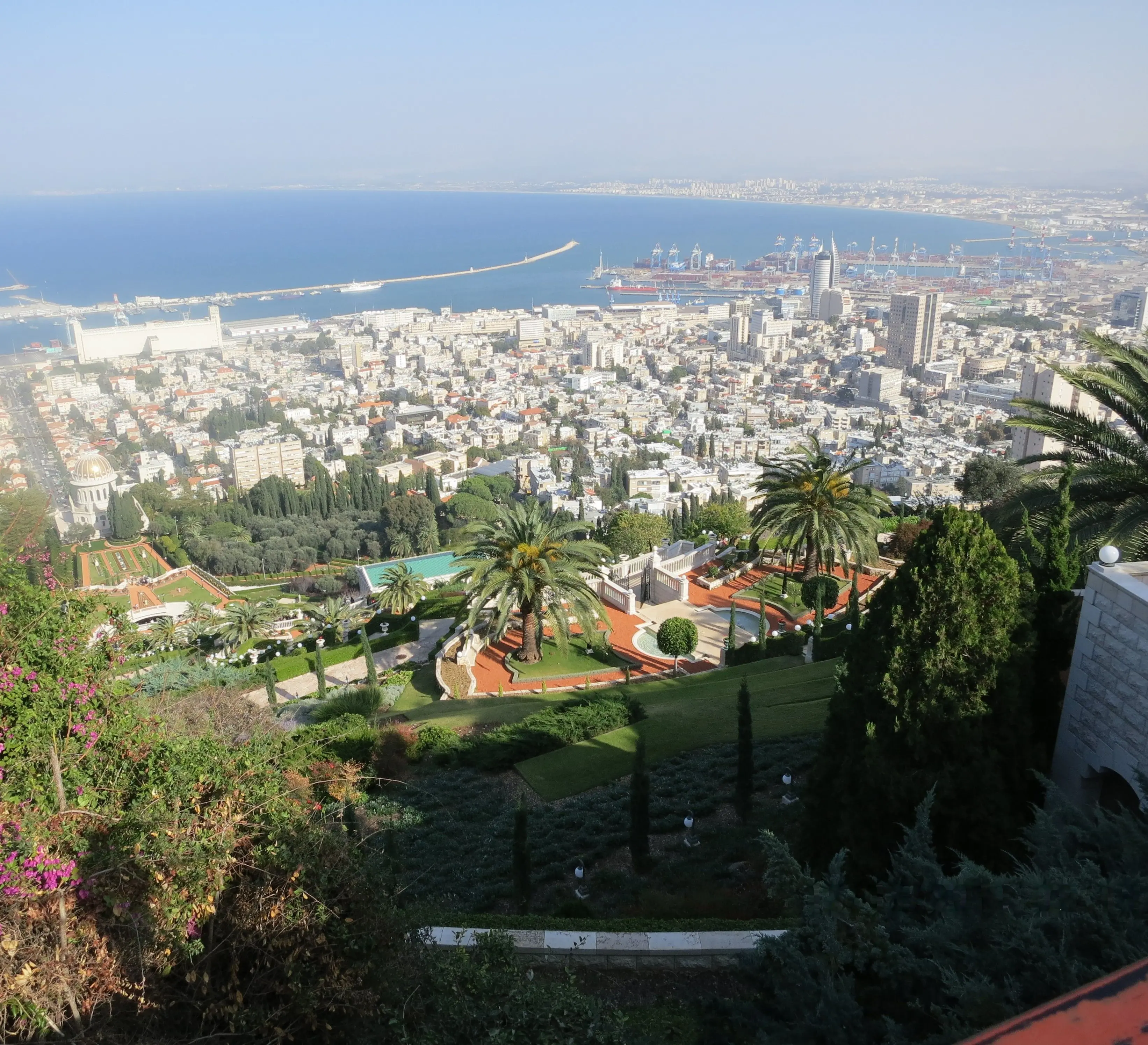 תמונה עם אנשים שהוסרו.